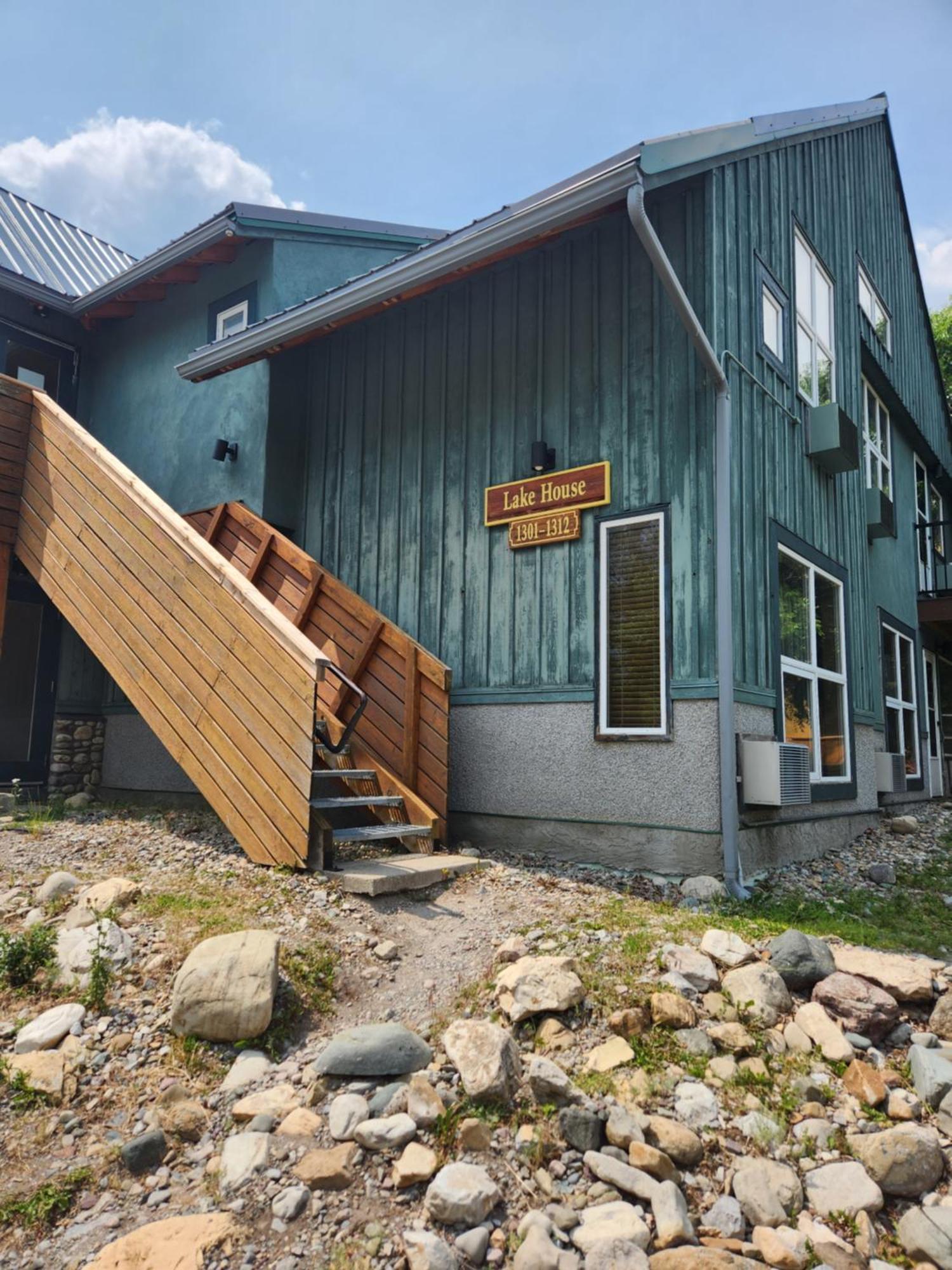 Waterton Lakes Lodge Resort Exterior photo