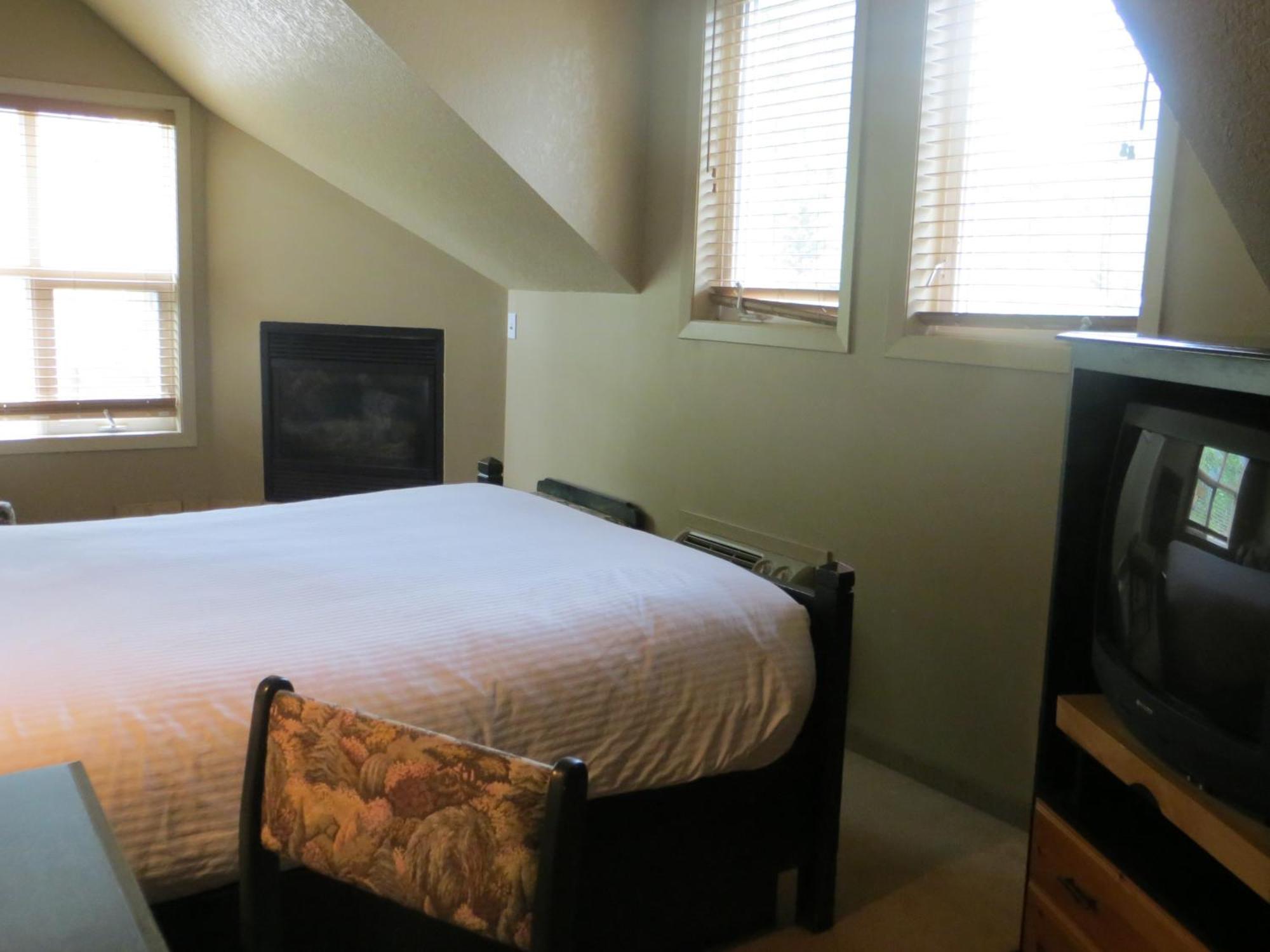 Waterton Lakes Lodge Resort Room photo