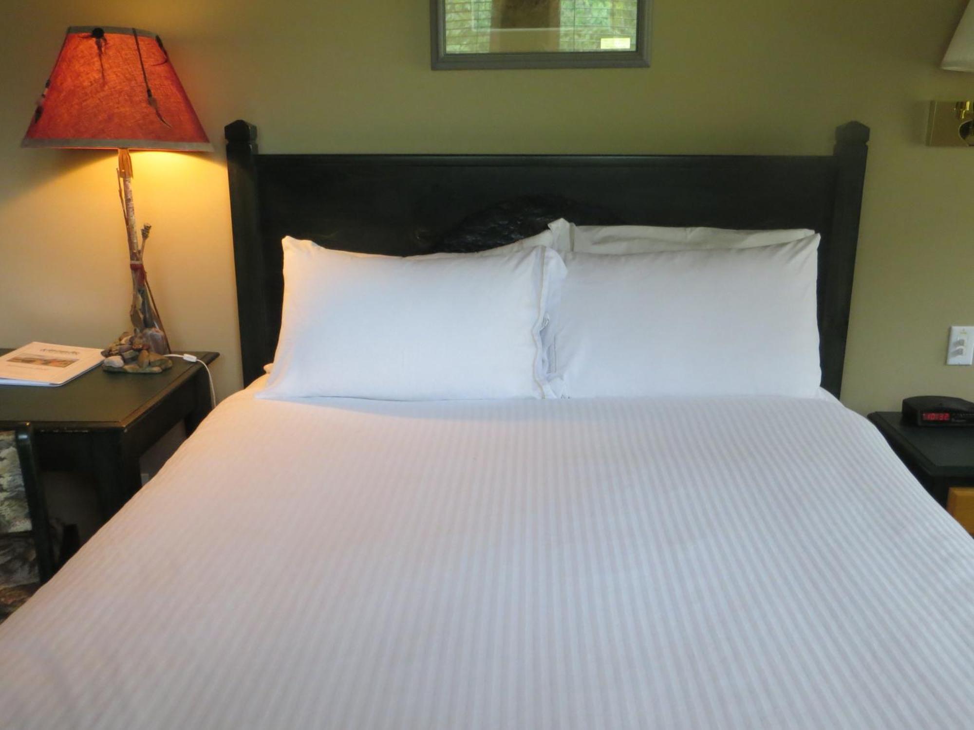 Waterton Lakes Lodge Resort Room photo