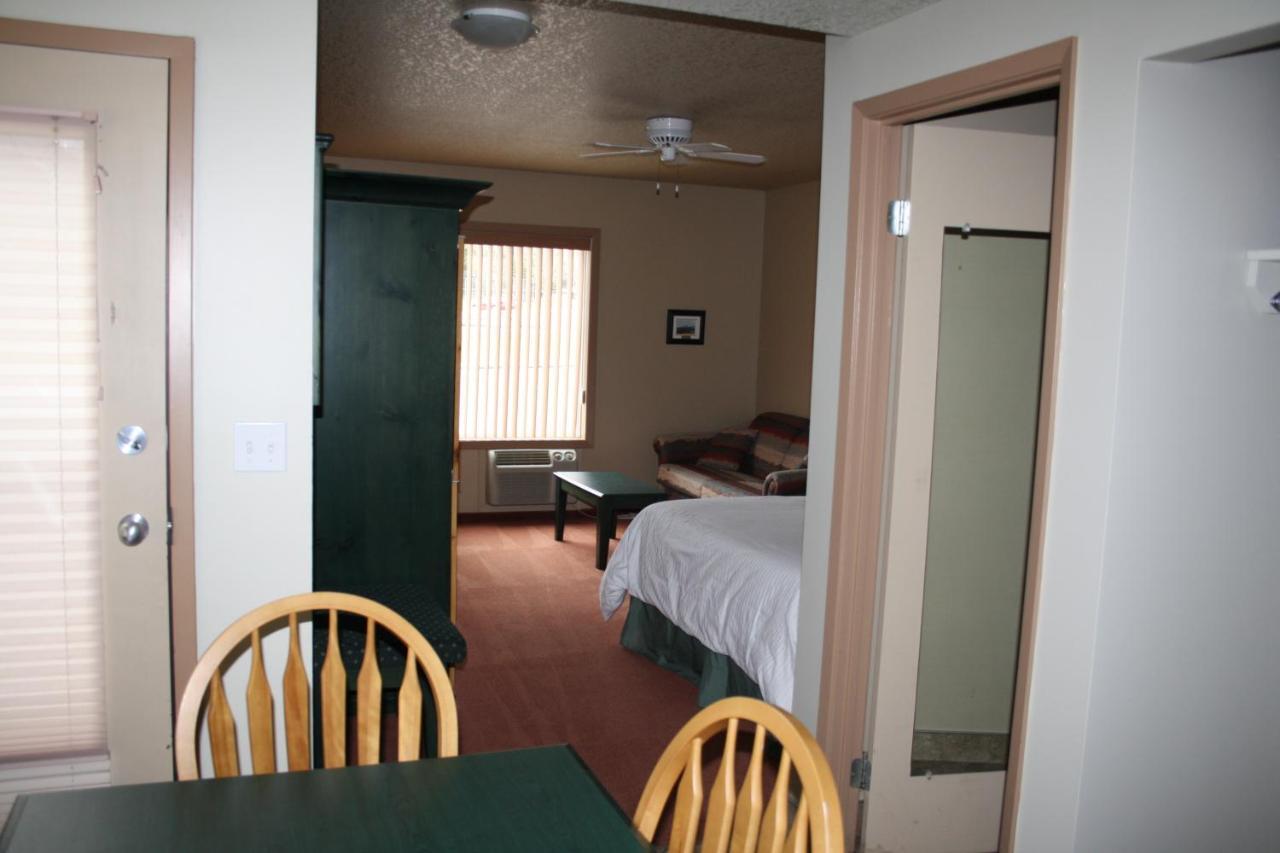 Waterton Lakes Lodge Resort Exterior photo